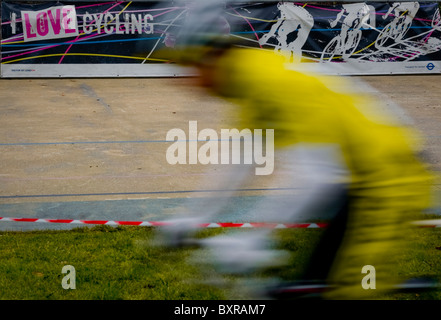 Un ciclista passa un segno annunciare l amore di escursioni in bicicletta Foto Stock