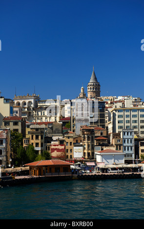 Vista verso la Torre di Galata a Istanbul attraverso il Golden Horn, Turchia Foto Stock