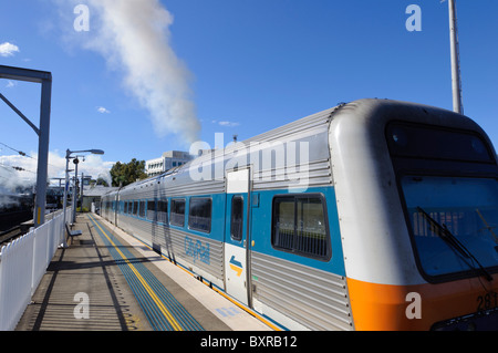 Treno Diesel producendo un pennacchio di fumo prima della partenza dalla piattaforma della stazione. Diesel Multiple Unit; emissioni di fumi di scarico; treni passeggeri Foto Stock