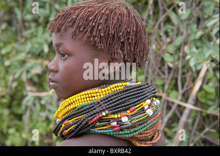 Nyangatom (Bumi) ragazza con pile di perle, Omo river Valley, Etiopia Africa Foto Stock