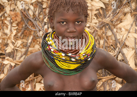 Nyangatom (Bumi) ragazza con pile di perle, Omo river Valley, Etiopia Africa Foto Stock