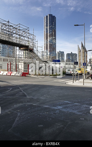 Preso da La Defense area. Qui possiamo vedere un edificio di Pablo Picasso immaginare di progetto dell'architetto Emile Aillaud Foto Stock