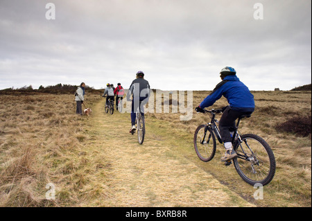 Femmina cane e attendere mentre i ciclisti passano su un sentiero pubblico nel Derbyshire Foto Stock