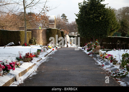 Un cimitero coperto di neve a Natale, England Regno Unito Foto Stock