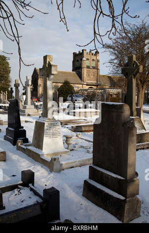 Un cimitero coperto di neve a Natale, England Regno Unito Foto Stock