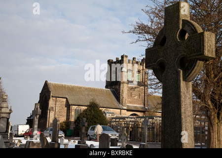 Un cimitero coperto di neve a Natale, England Regno Unito Foto Stock