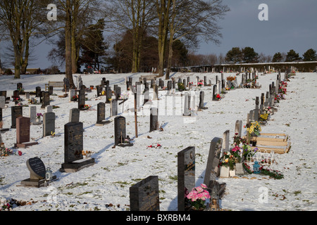 Un cimitero coperto di neve a Natale, England Regno Unito Foto Stock