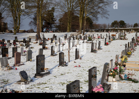 Un cimitero coperto di neve a Natale, England Regno Unito Foto Stock