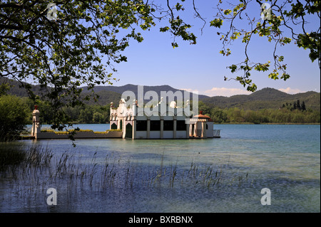 Casa in riva del lago di Banyoles in Costa Brava Catalogna Foto Stock