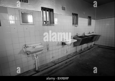 Blocco doccia e camera di lavaggio nei prigionieri politici ala, Robben Island Prigione di Massima Sicurezza, Cape Town, Sud Africa Foto Stock