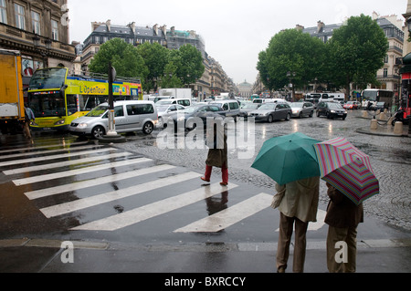 Il centro di Parigi in estate la pioggia. L'opera in background. Foto Stock