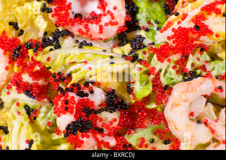 Insalata di gamberetti, avocado e lattuga, servita con pesci volanti caviale, macro Foto Stock