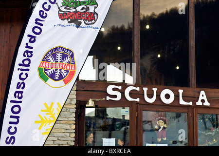 Scuola di sci a Bardonecchia, provincia di Torino, Piemonte, Italia Foto Stock