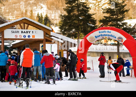 Scuola di sci a Bardonecchia, provincia di Torino, Piemonte, Italia Foto Stock