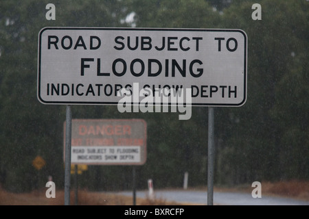 Australian allarme alluvione cartello stradale, durante forti precipitazioni. Queensland Australia Foto Stock