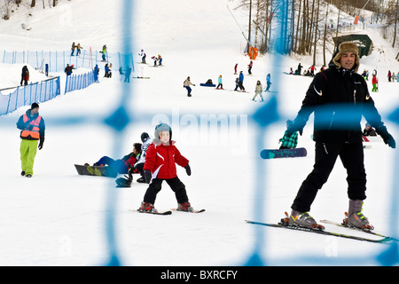 Scuola di sci a Bardonecchia, provincia di Torino, Piemonte, Italia Foto Stock