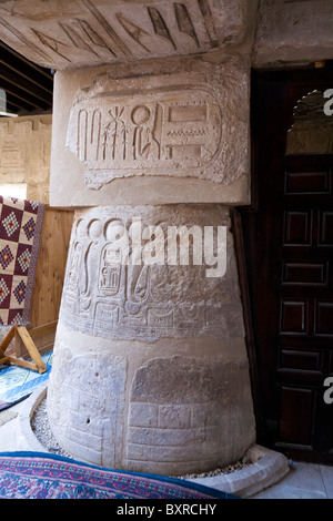 Colonna cime e pareti del tempio di Luxor con nella Moschea di Abu el-Haggag , città di Luxor in Egitto Foto Stock