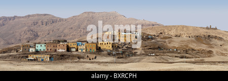 Panorama delle rimanenti case di Gourna del villaggio sulla riva occidentale, Luxor Egitto Foto Stock