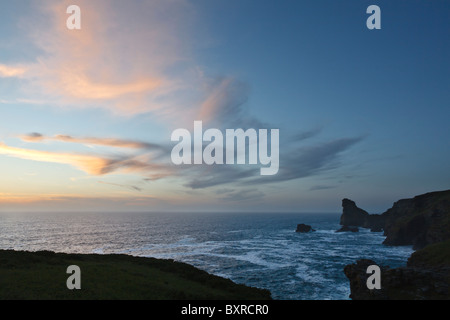 Tramonto alle rocce di sella dalla valle rocciosa, Bossiney, nei pressi di Tintagel, Inghilterra Foto Stock