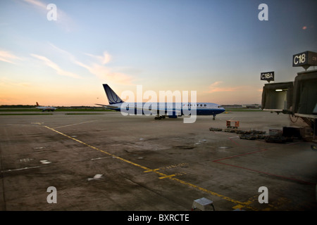 CHICAGO, Illinois: United Airlines jet ritirarti da porta all'Aeroporto Internazionale Chicago O'Hare a sunrise. Foto Stock