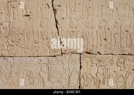 Rilievi della battaglia di Kadesh sulle pareti esterne del tempio di Ramesses II a Abydos, Valle del Nilo in Egitto Foto Stock