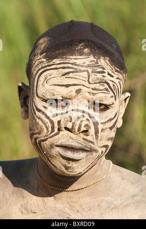 Ritratto di un uomo Surma con il corpo dipinti, Kibish, Omo River Valley, Etiopia Africa Foto Stock