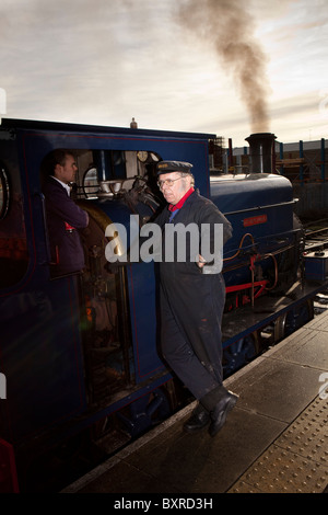 Regno Unito, Inghilterra, nello Yorkshire, Leeds, Middleton Railway, motore di vapore autista e assistente in attesa di partire Foto Stock