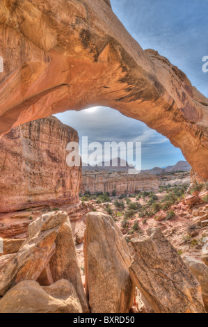 Surreale immagine HDR guardando attraverso l'arcata del ponte Hickman, Capitol Reef National Park nello Utah Foto Stock