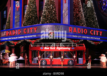 Rockettes balli durante il 'New York a Natale' in scena Radio City Music Hall Christmas Spectacular Show in New York City 2010 Foto Stock