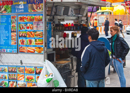 Cucina di strada venditore in Manhattan, New York City Foto Stock