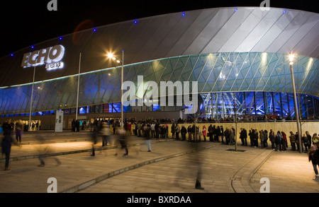 Echo Arena di notte, Liverpool Waterfront King's Dock, città di cultura, Merseyside, Regno Unito Foto Stock