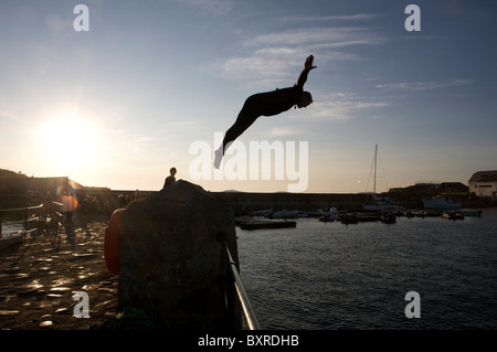 Pier jumping dal porto wall st Mary's isole Scilly, Regno Unito Foto Stock