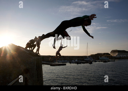 Pier jumping dal porto wall st Mary's isole Scilly, Regno Unito Foto Stock