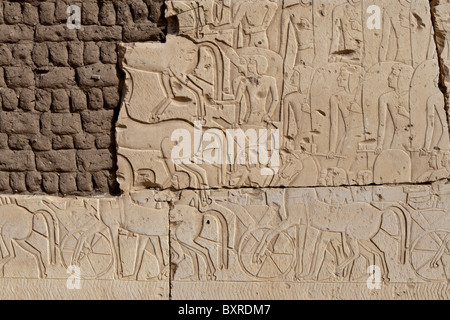 Rilievi della battaglia di Kadesh sulle pareti esterne del tempio di Ramesses II a Abydos, Valle del Nilo in Egitto Foto Stock