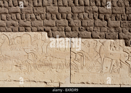 Rilievi della battaglia di Kadesh sulle pareti esterne del tempio di Ramesses II a Abydos, Valle del Nilo in Egitto Foto Stock