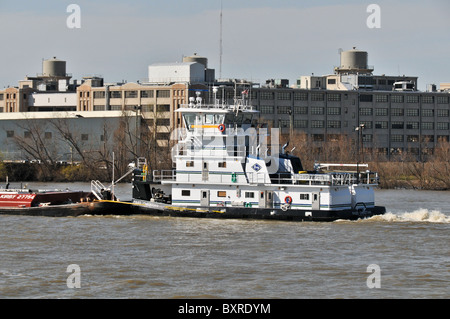 Rimorchiatore spinge l'olio barge, fiume Mississippi, New Orleans, Louisiana Foto Stock