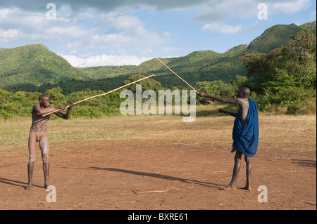 Donga stick fighters, tribù Surma, Tulgit, Omo river valley, Etiopia Africa Foto Stock