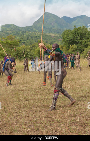 Donga stick fighter, tribù Surma, Tulgit, Omo river valley, Etiopia Africa Foto Stock