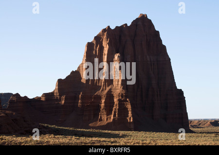 Il rosso del monolito di pietra arenaria 'Tempio del Sole", Capitol Reef National Park nello Utah Foto Stock