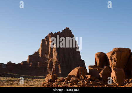 Il rosso del monolito di pietra arenaria 'Tempio del Sole", Capitol Reef National Park nello Utah Foto Stock