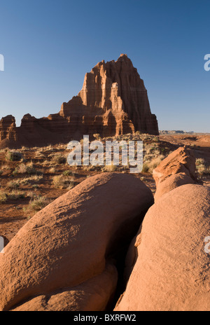 Il rosso del monolito di pietra arenaria 'Tempio del Sole", Capitol Reef National Park nello Utah Foto Stock