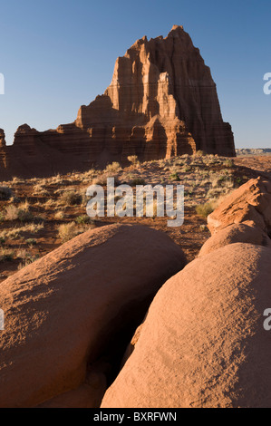 Il rosso del monolito di pietra arenaria 'Tempio del Sole", Capitol Reef National Park nello Utah Foto Stock