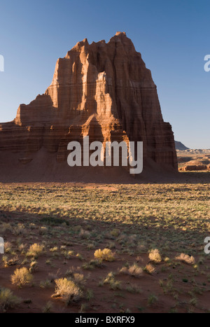 Il rosso del monolito di pietra arenaria, "il Tempio del Sole' nella valle della Cattedrale, Capitol Reef National Park nello Utah Foto Stock