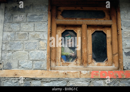 Le donne in India del nord si affaccia dalla sua finestra. Foto Stock