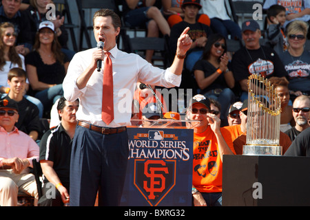 San Francisco il sindaco Gavin Newsom risolve la folla in San Francisco Giants World Series Victory Parade presso il Municipio. Foto Stock