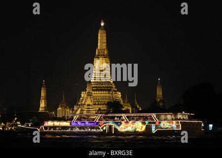 Il Prang a Wat Arun, il tempio dell'alba illuminata di notte a Bangkok, in Thailandia Foto Stock