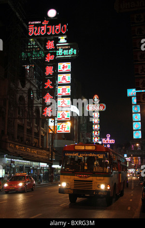 Luci al neon e segni con i cinesi e thailandesi i caratteri di scrittura in Chinatown a Bangkok, in Thailandia Foto Stock