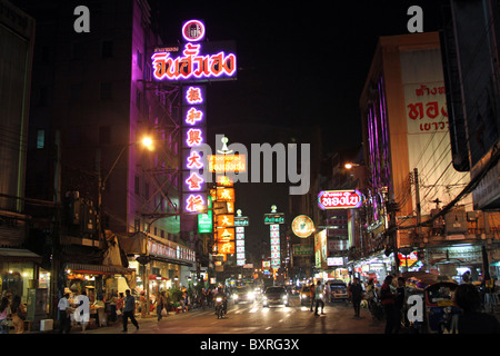 Luci al neon e segni con i cinesi e thailandesi i caratteri di scrittura in Chinatown a Bangkok, in Thailandia Foto Stock