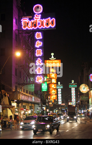 Luci al neon e segni con i cinesi e thailandesi i caratteri di scrittura in Chinatown a Bangkok, in Thailandia Foto Stock