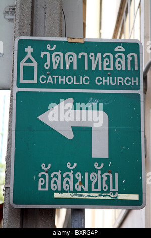 Chiesa cattolica segno con Thai caratteri di scrittura a Bangkok, in Thailandia Foto Stock